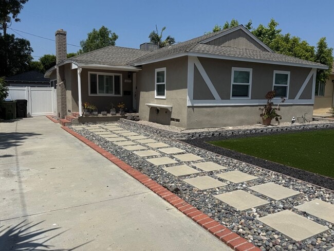 Building Photo - Lovely 3 Bedroom House w/ Finished Garage
