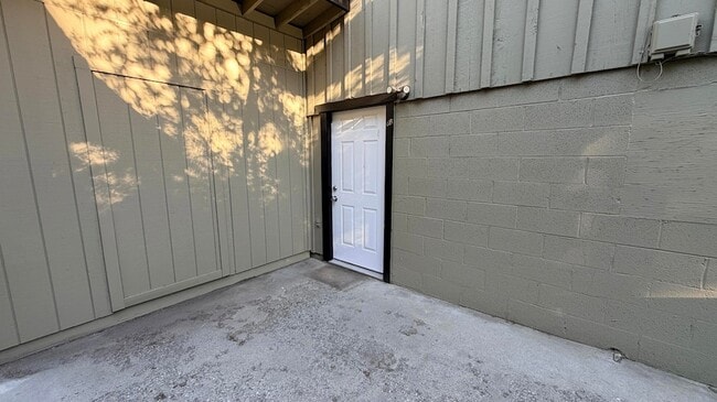 Building Photo - 23410 CA-243 Unit B