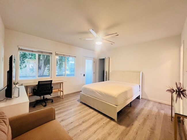 Photo - 5525 Harold Way