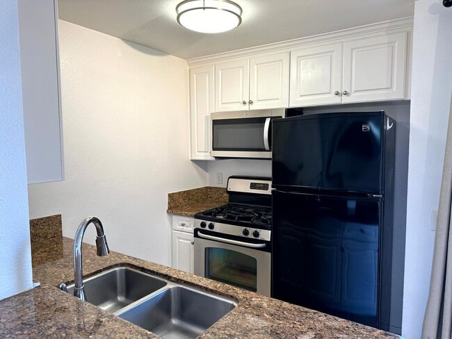Photo - ***MOVE-IN SPECIAL 2 WEEKS FREE RENT***Fantastic 1 bed and 1 Bath with balcony and pool in Hollywood Unit 115