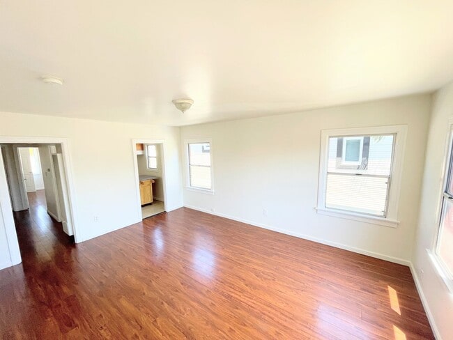 Building Photo - LARGE 2nd story 1bd/1ba Unit 971 1/2
