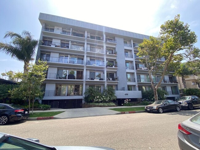 Building Photo - Beautiful Gigantic Condo in Beverly Hills!!!