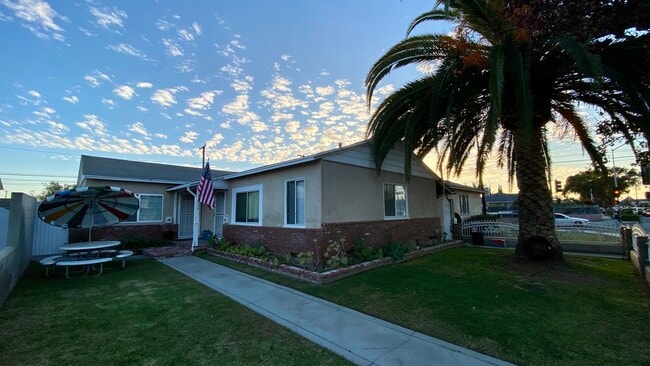 Building Photo - 1542 marine ave Unit 1542