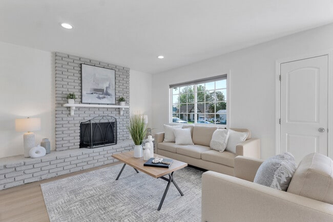 Photo - 17733 Los Alimos St