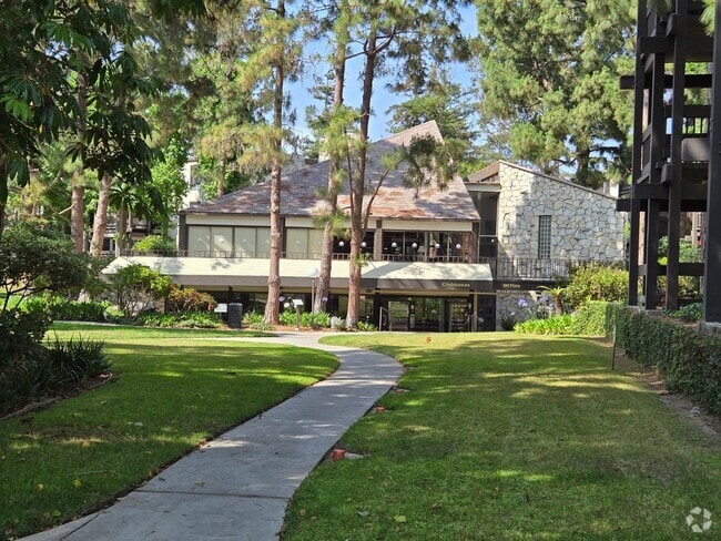 Building Photo - 3 Bedroom Apartment near to LMU, minutes t...