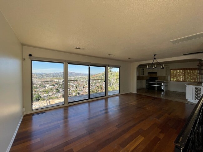 Photo - Gorgeous 5 Bed House - Amazing View!