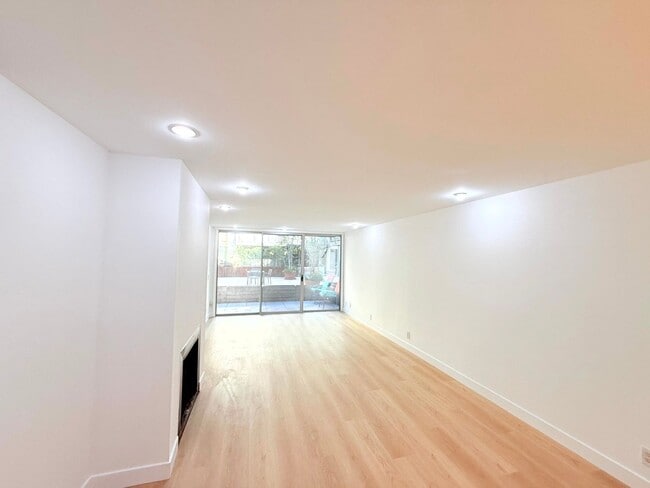 Photo - Beautiful Renovated Spacious Courtyard One Bedroom with patio, pool and 2 parking in Hollywood Unit 116