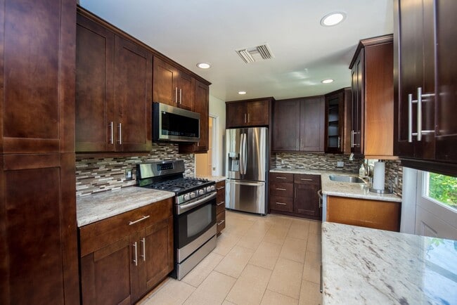 Photo - 20092 Bayview Ave