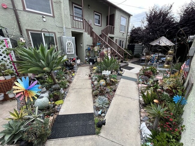 Building Photo - 1374 W 37th Pl