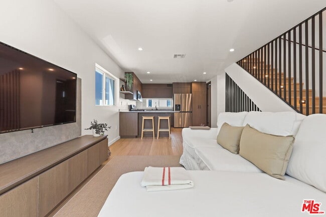 Building Photo - 843 Mariposa Ave Unit 2