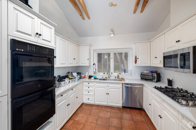 Kitchen - The Arroyo House Student Living.