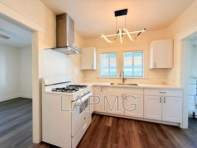 Photo - 1910.5 Daly St