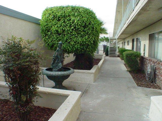 Landscaped Walkway - 15015 Gramercy Pl Unit M