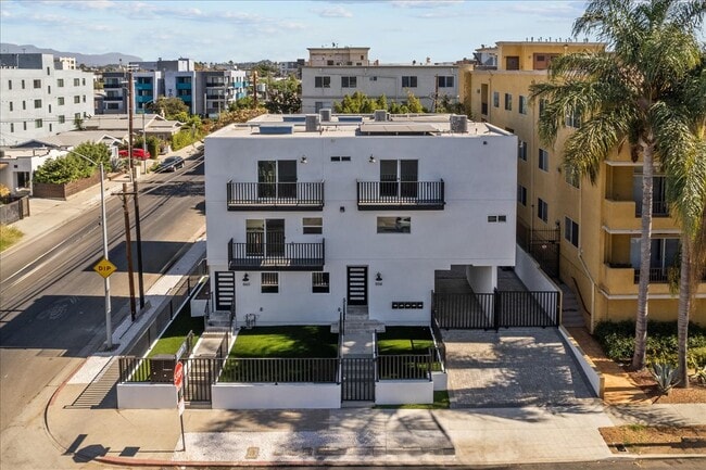 Photo - 860 N Hudson Ave Unit 860 N HUDSON