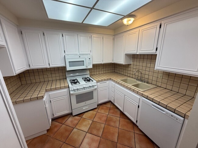 Photo - Valencia 3 Bedroom for Rent.