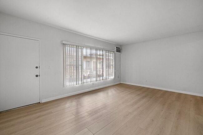 Photo - 147 N Lapeer Dr