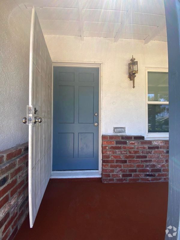 Building Photo - 8920 Darby Ave Rental