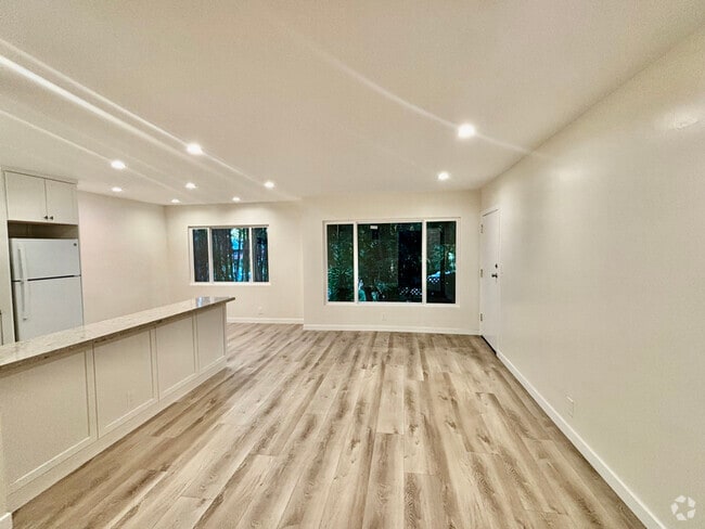 Building Photo - 2488 Beachwood Dr Rental