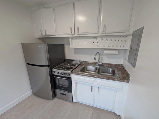 Building Photo - 225 Montana Ave