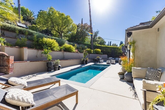 Building Photo - S of the Blvd - upgraded 4+3 w/pool + views!