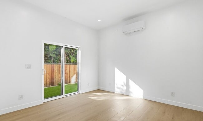 Building Photo - 2835 S Redondo Blvd Unit 2837.5