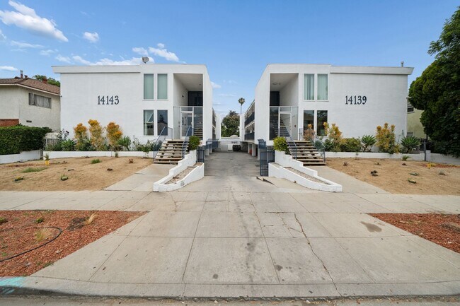 Building Photo - 2 bed 1 Bath Available Now Unit 14143-02