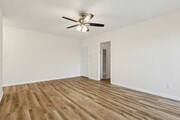 Photo - 537 E Hyde Park Blvd Unit 105