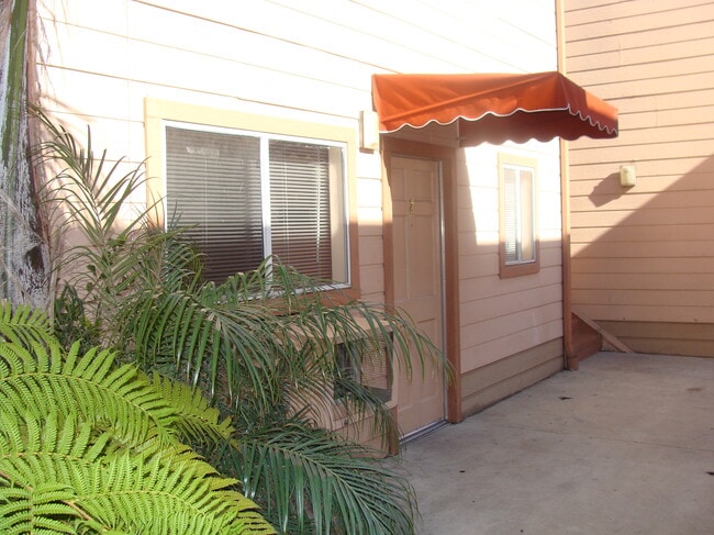 Building Photo - 14223 Calvert St Unit 4