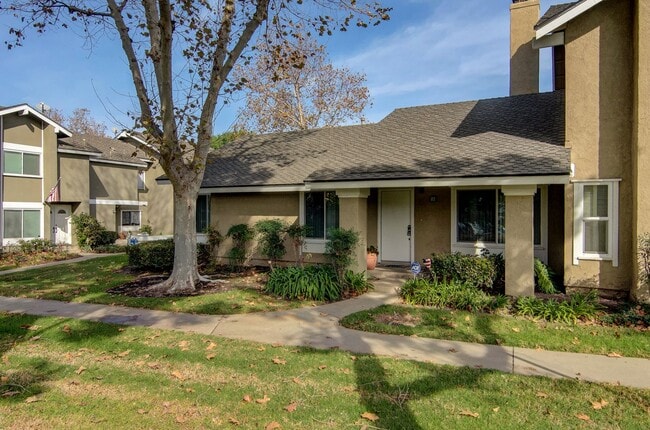 Building Photo - Spacious End-Unit 2 Bed, 2 Bath with Den For Lease in Irvine