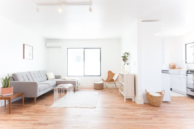 Building Photo - 252 S Ave 18 Unit 252 1/4