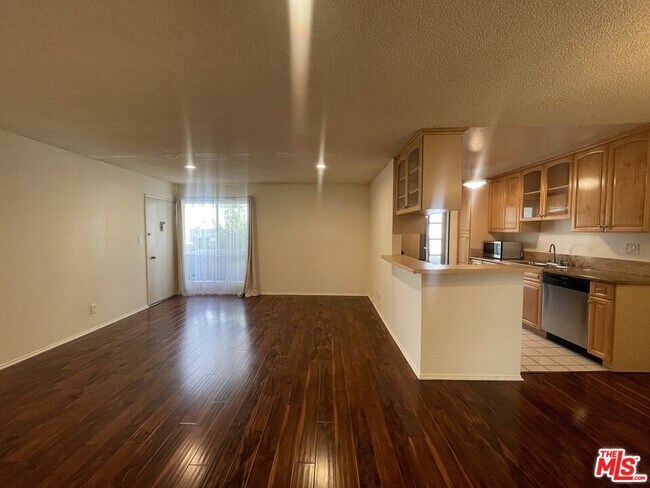 Photo - 5330 Zelzah Ave Unit 4