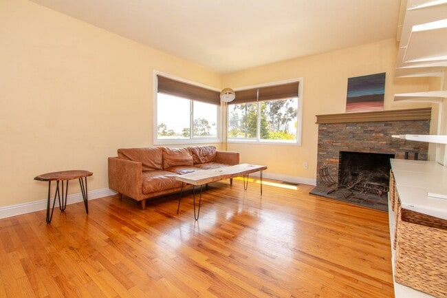 Photo - Well Maintained & Bright Detached 2 bed / 1 bath Home In Quiet Neighborhood of North Park - Peak ... Unit 3554