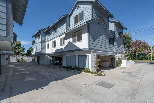 Costa Mesa Townhome with Loft | 2BR, 2.5BA... - Costa Mesa Townhome with Loft | 2BR, 2.5BA...