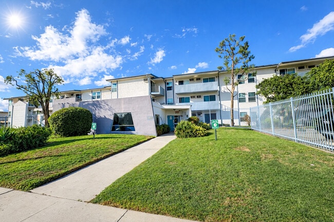 Building Photo - Reflections at Barbara Ann