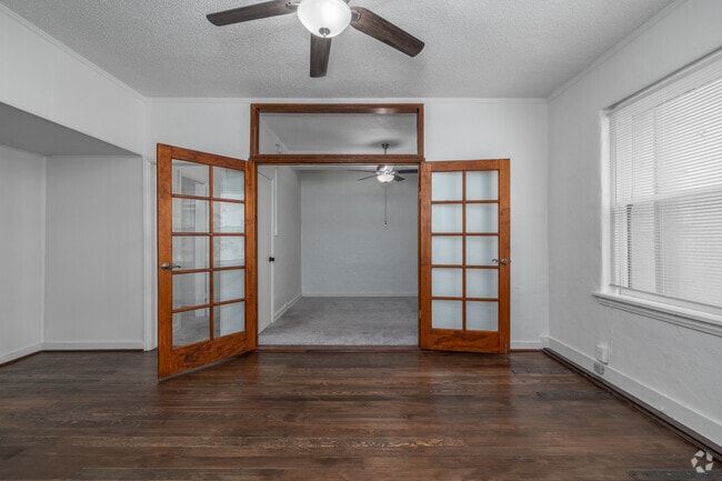 1BR, 1BA - 600SF - Living Room - Wendover Apartments