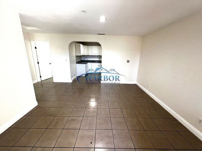 Photo - 1043-1043 W 253rd St