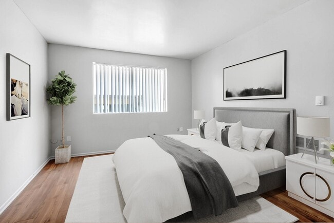 Photo - Sherman Plaza Apartments