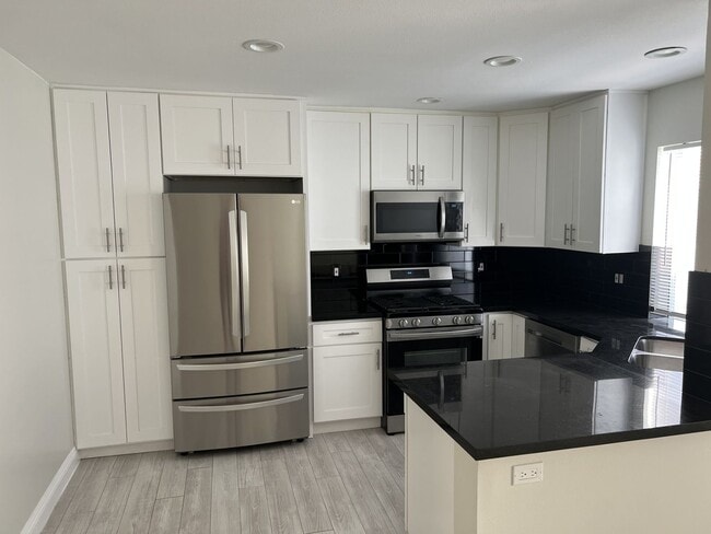 Building Photo - Spacious-Bright 3 Bedroom 2.5 Two story Ba... Unit #21