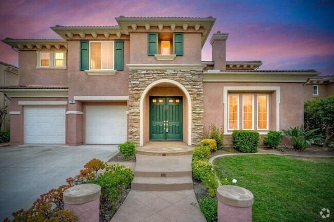 Building Photo - Executive Home with Views!