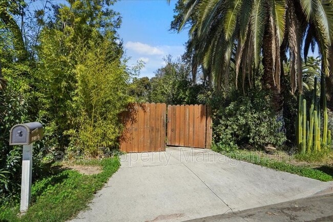 Photo - 18549 Calvert St