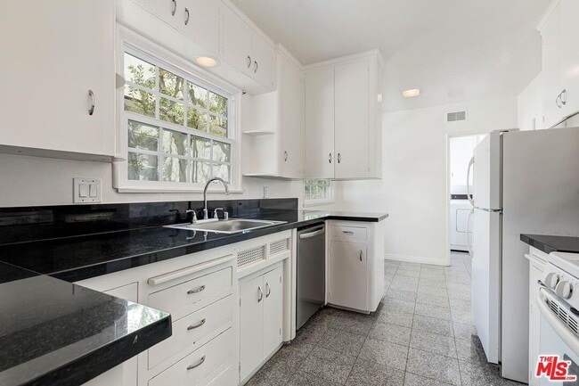 Photo - 11438 Berwick St