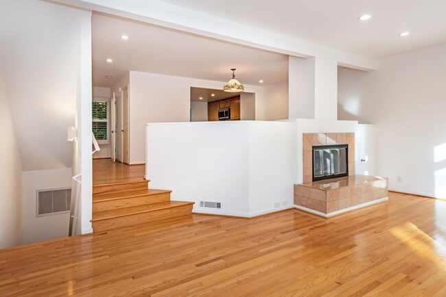 Photo - Spacious 3BD/2.5BA Mesa Townhome! (Walking distance to the beach)