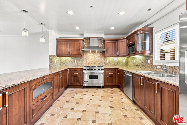 Building Photo - 1828 Glendon Ave Unit PH3
