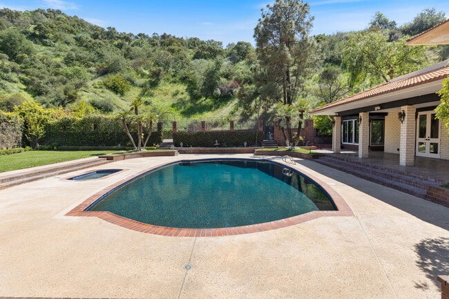 Photo - 540 Haverstock Rd