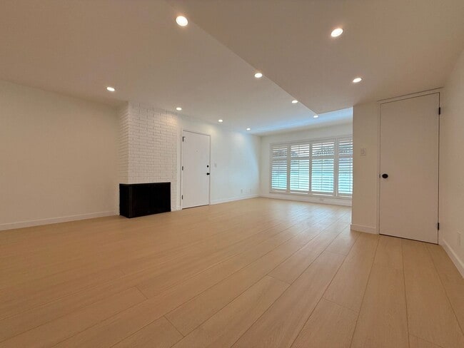 Photo - Newly-Updated 1 Bedroom Apartment with Laundry In-Unit in West Hollywood Unit 05