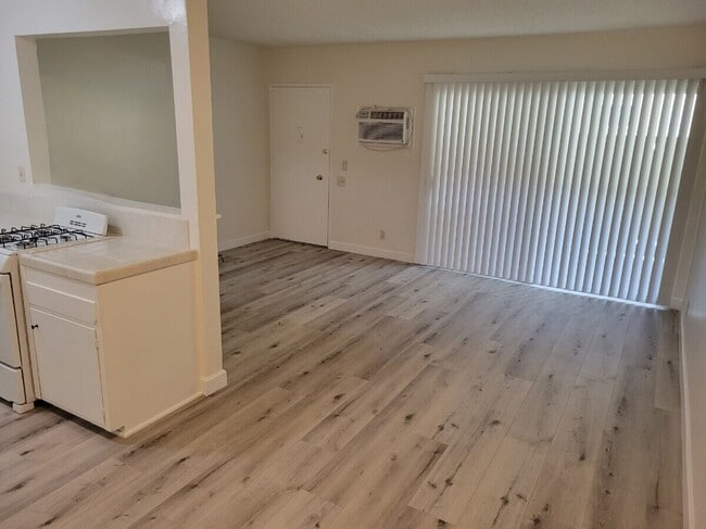 Photo - 10917 Blix St