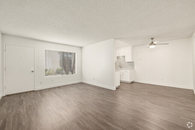1BR, 1BA - 700SF - Palms