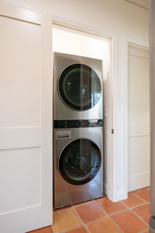 Photo - Contemporary New home in Monrovia