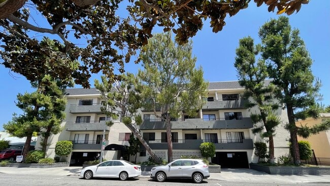 Building Photo - 700 Westmount Dr Unit 103