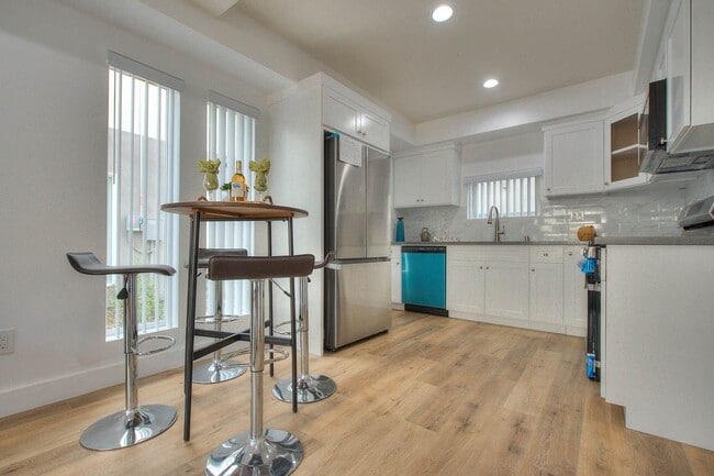 Building Photo - Luxury 4 Bed Townhomes in NoHo! Unit #11732